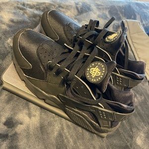 Size 10.5 Mens Black Nike Huarache